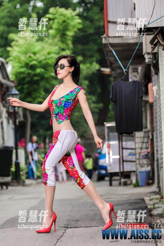 爱丝独家直播：皮革女王的私拍轶事，原图简单粗暴！