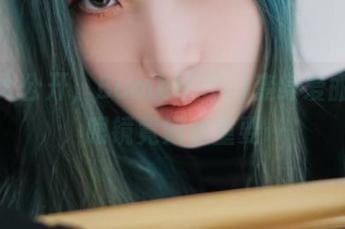 原图大公开，Bambi(밤비)变身爱丽丝后，眼镜竟如此重要…