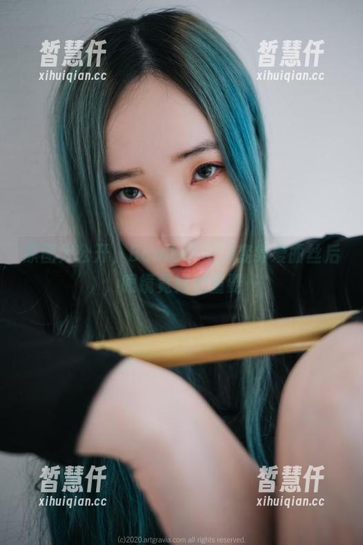 原图大公开，Bambi(밤비)变身爱丽丝后，眼镜竟如此重要…