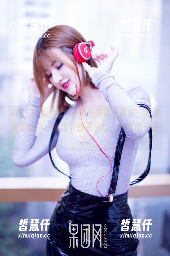 GIRLT果团网 - 看莫雅琪戴着眼镜，高清照里的每一处细节都在说话，太值得一看了。