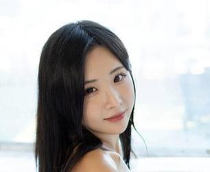 看见Habin夏彬(하빈)的花浴，壁纸上你可能会被花香迷倒哦！