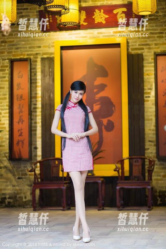 IMiss爱蜜社-黄歆苑 IMiss爱蜜社 - 居然能这么穿,黄歆苑的白衬衫叭,我竟然在研究那个褶皱,图片让我想起了夏日微风。