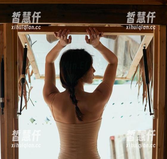 拨开迷雾，看见Min.E(민이)的LeeheeExpress在线美图，啊，这种氛围竟然如此引人入胜。