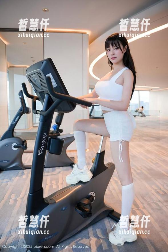 Xiuren秀人网 - Mila嘟嘟跟学妹的私拍，画面里有种竟然不知所措的默契感。