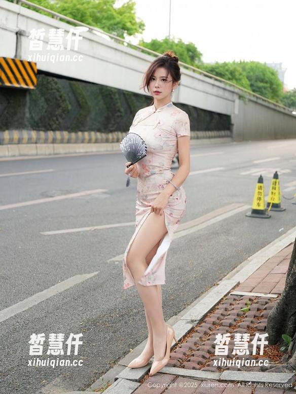 Xiuren秀人网 - 高跟鞋——双笙Alina的写真舞台，努力在优雅和尴尬的边缘游走。