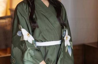 Xiuren秀人网 – 照片中的草莓zz礼服，如此优雅，让我决定今晚也绑头发！