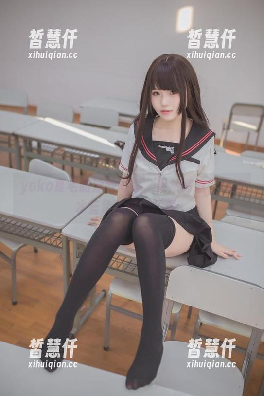 yoko夏宅的泳池写真，果然高清，但这水蓝色背景抢了镜。
