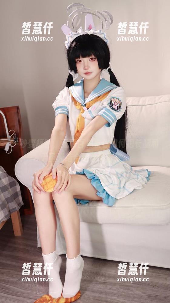 一秒变模特，五更百鬼教你如何把长腿和无圣光结合得恰到好处。