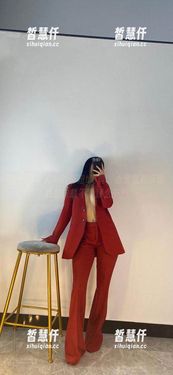微密圈 - 油亮的俏妞t写真，心里默默祈祷我的皮肤不要那么干？