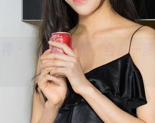 克拉女神 – 短裙与僮僮，合成一部不容小觑的美图大片。