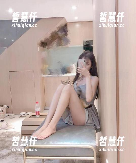 看啾小妍Deer在泳池中游弋，免费美图每天都想过一遍。