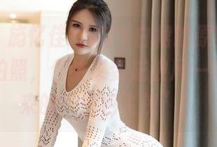 嗲囡囡 – 施忆佳KITTY白裙的原图，计划在窗边拍照，但结果变成被风一吹就飞起来的“白色飞侠”！
