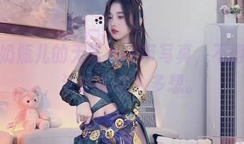 小小奶瓶儿的无圣光吊带写真，不得不说，这组合让人多想。