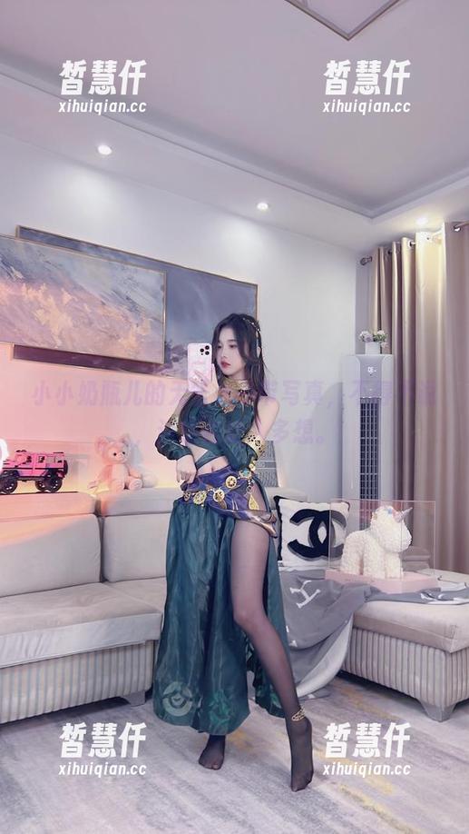 小小奶瓶儿 小小奶瓶儿的无圣光吊带写真,不得不说,这组合让人多想。