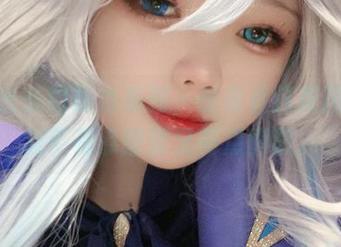 小瑶幺幺的粉色系列，快来看这张图片，似乎有点甜蜜又有点懒散。