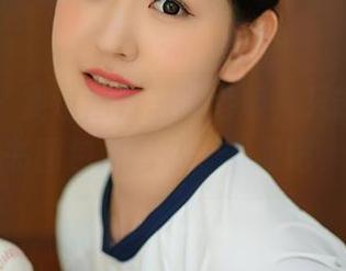 尤蜜荟 – 我也是万恶的老板，只能用柚柚酱的秘书图包来调剂。下载吧，各位。