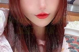 彩芸_Nebula的美腿生动细微，随手一拍就成了写真展。