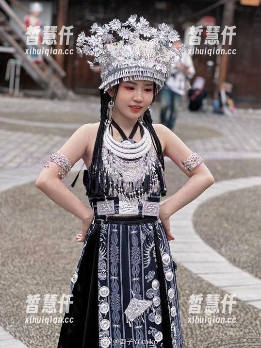 御子Yumiko 精选图片:御子Yumiko白裙,氛围感满满,感叹一下这插肩的V!