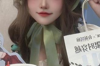戚顾儿与连体衣的邂逅，图片中…小斗篷在哪儿飘呢？