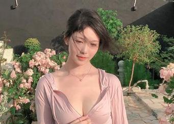抖娘利世的海边定制，好吧，我承认这当让我对海滩的想象有了新的期待…