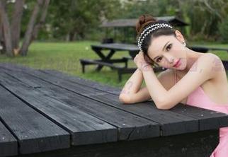 推女神 – 顾欣怡与丝袜的缘分，一幅迷人的原图，怎能不下载存个念想？