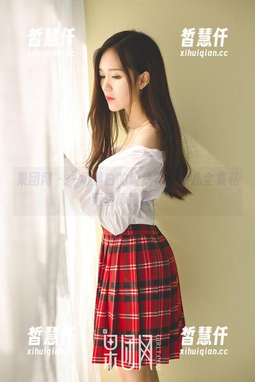 果团网 - 一场黑白的较量，松果儿全集私藏写真揭秘。