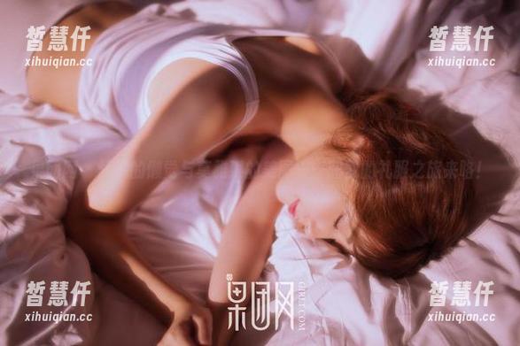 果团网-莫雅淇 果团网 - 舒适的懒觉与莫雅淇的美图——圆梦的礼服之旅来咯!