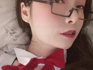 原图里的涞觅，次屁啦打扮得太有范了，真是个小妖精。