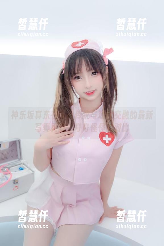 神乐坂真东在天台传统与现代交融的最新写真更新，奇奇怪怪的对比