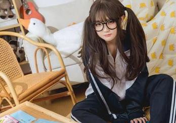 神沢永莉的写真如银幕般浪漫，她的卫衣黑丝牛仔裤就像是时尚的黑科技，拍摄完毕我头疼得不行！