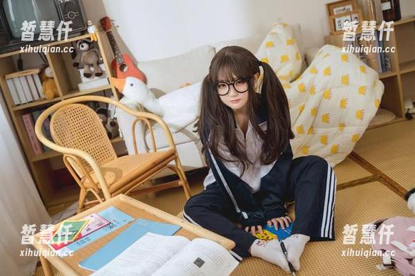神沢永莉的写真如银幕般浪漫，她的卫衣黑丝牛仔裤就像是时尚的黑科技，拍摄完毕我头疼得不行！