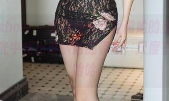 花漾show – 尤妮丝的红裙和她的美图，在柔光中摆出最纠结的姿态，尺度在哪呢，哈哈。