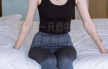 袜啵啵 – 不只是一只奶牛：瑶瑶的写真图册里还有欢乐的正能量！