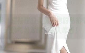 语画界 – 程程程的美腿在她的私拍中与车子的气势对峙，令人咋舌！