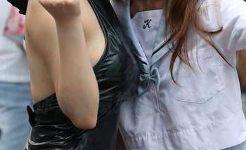 魔镜街拍 - 图赏婷婷在线：白色吊带裙都被美腿驯服了，黑丝袜的加入是锦上添花，你来猜猜她的下一步？