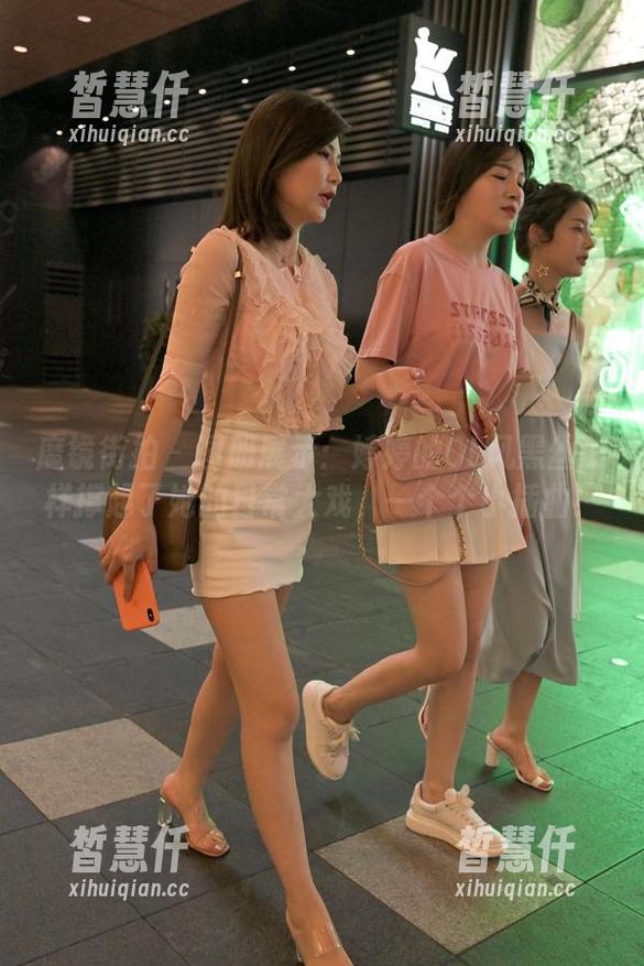 魔镜街拍-婷婷 魔镜街拍 - 图册展示:婷婷的OL风黑丝怎样撑起了她的日常大戏,一个个小插曲!