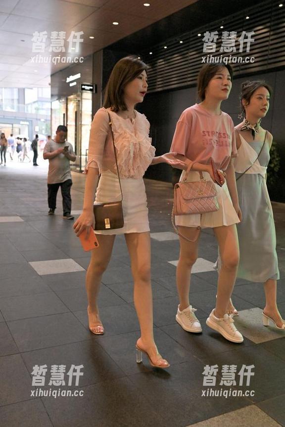 魔镜街拍 - 图片里的艾小青：旗袍+街拍，搭配别有玄机！