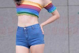 魔镜街拍 – 在商业广场翻滚的萌宝儿合集，哈哈镜的魔力加上肉丝的诱惑。