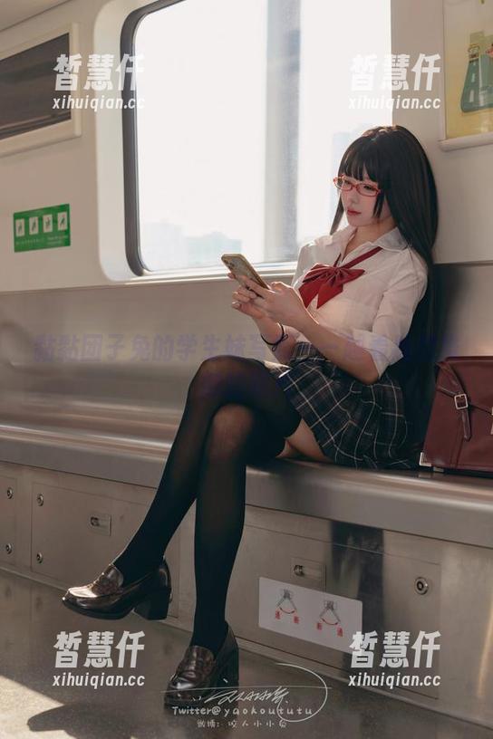 黏黏团子兔的学生妹写照——越看越想推倒的照片